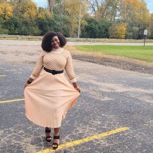 CREAM pleated color elastic waist thick fabric skirt.